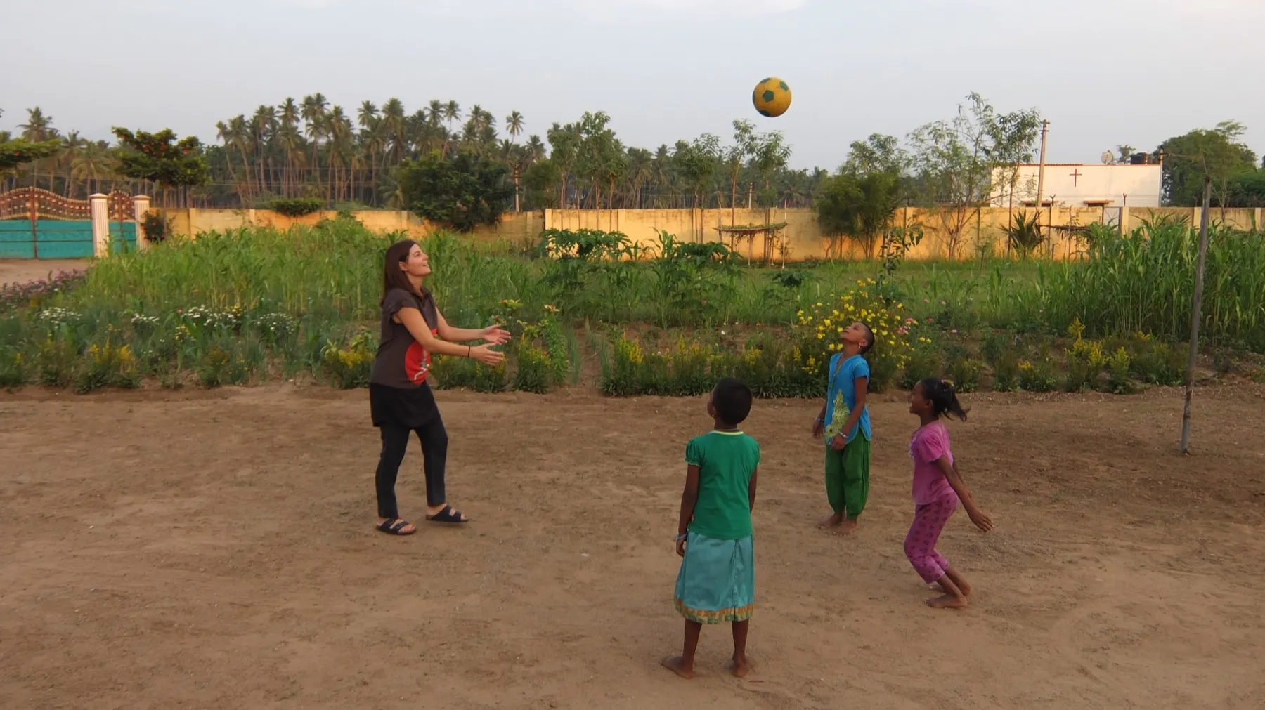 Partita con la palla nel campo, con il pallone in aria