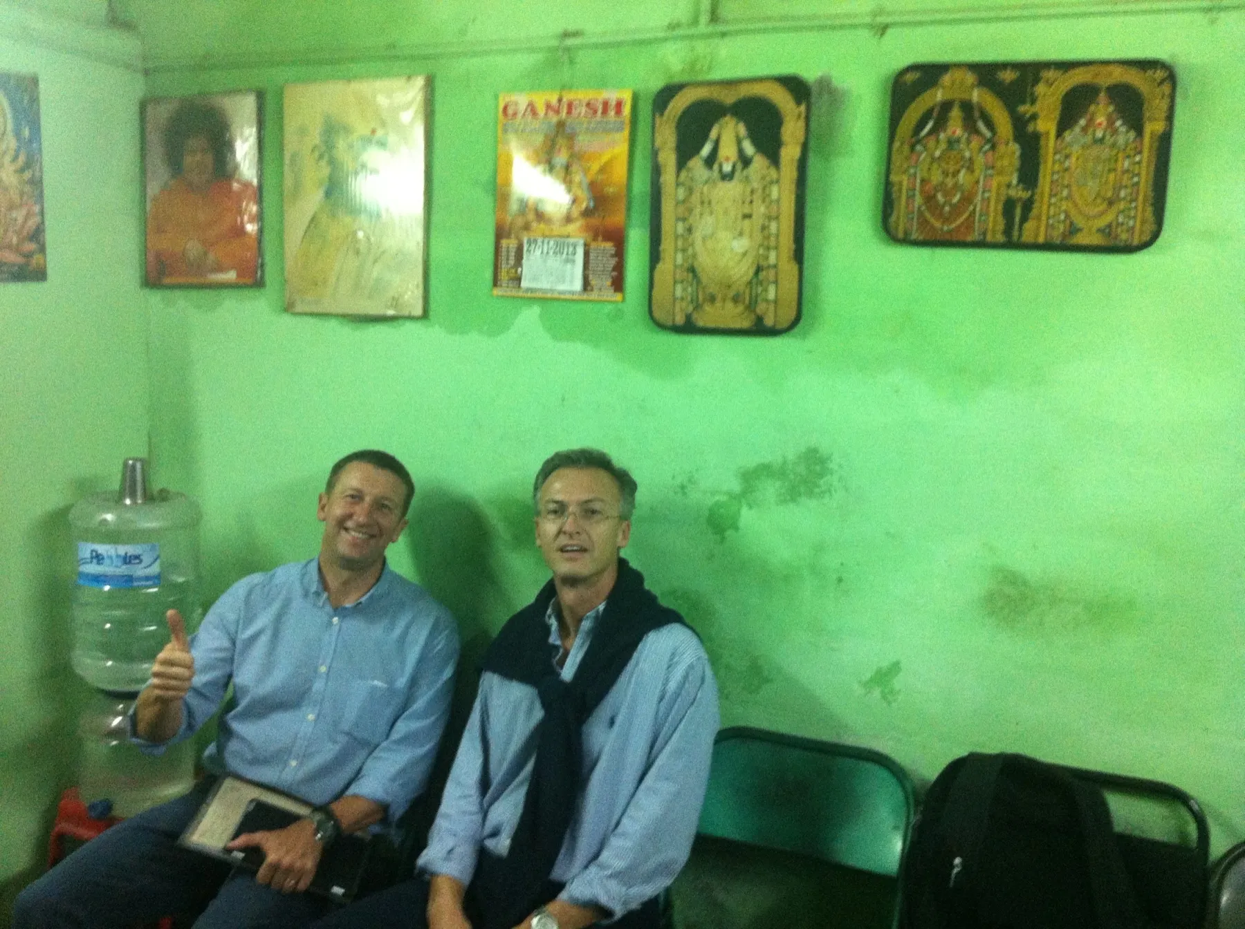 Due soci dell'associazione durante una visita in India
